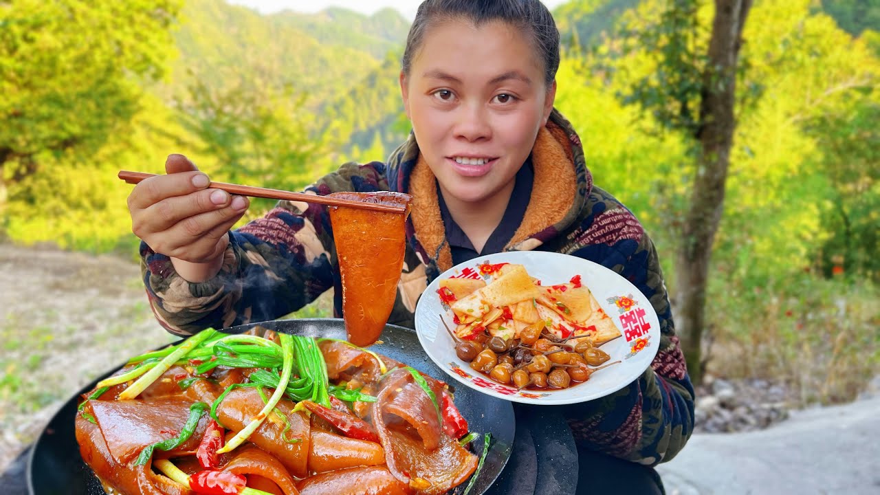Eat delicious pig skin today 幹完活，歐妹做個爆辣紅燒豬皮，軟軟糯糯配上泡椒辣得汗直冒