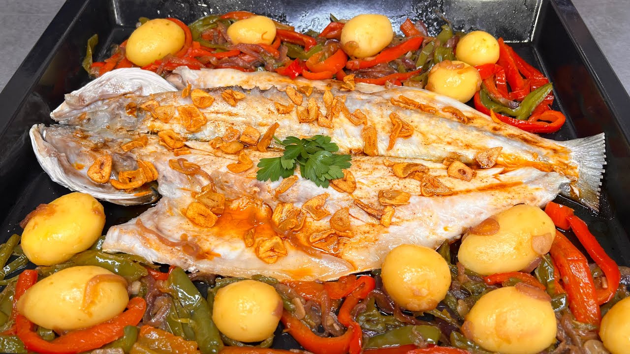 😀 LUBINA AL HORNO CON PATATAS Y PIMIENTOS, receta espectacular #cocinaespañola #cocinatradicional