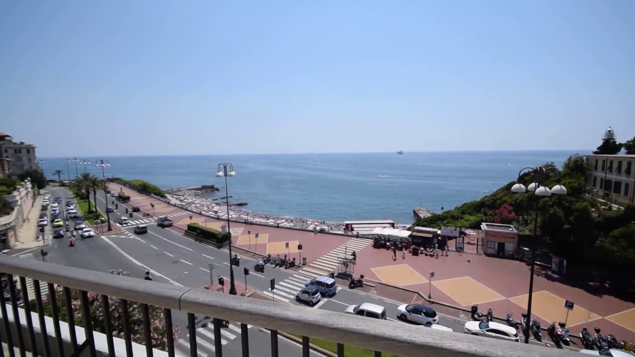 Attico con terrazzo al piano Genova Corso Italia