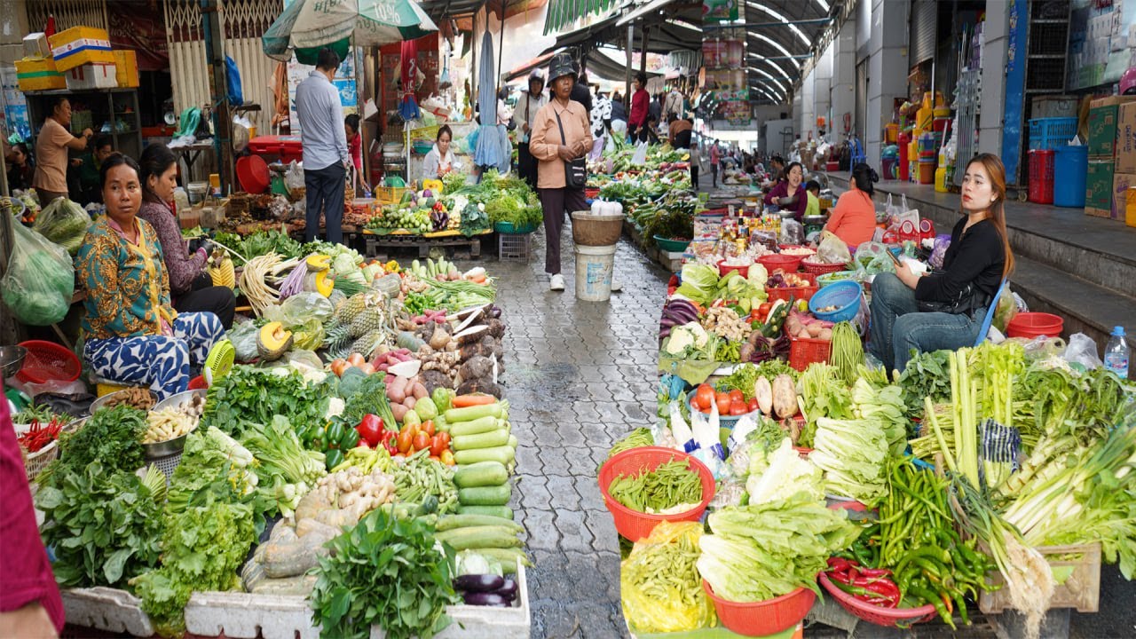 Walk Around Town Market @BoengTrabek 2026 – Activities Khmer People Buy Some Food In Weekend