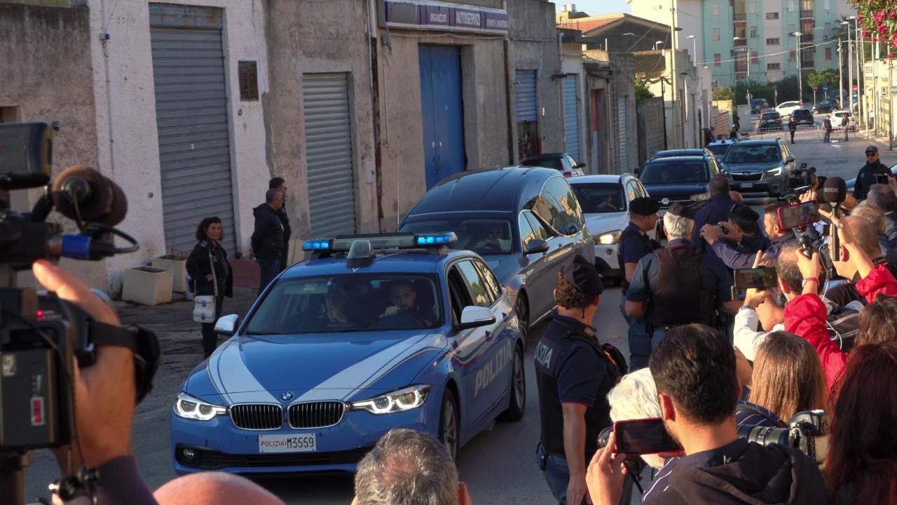 Messina Denaro, l'arrivo della salma del boss al cimitero di Castelvetrano