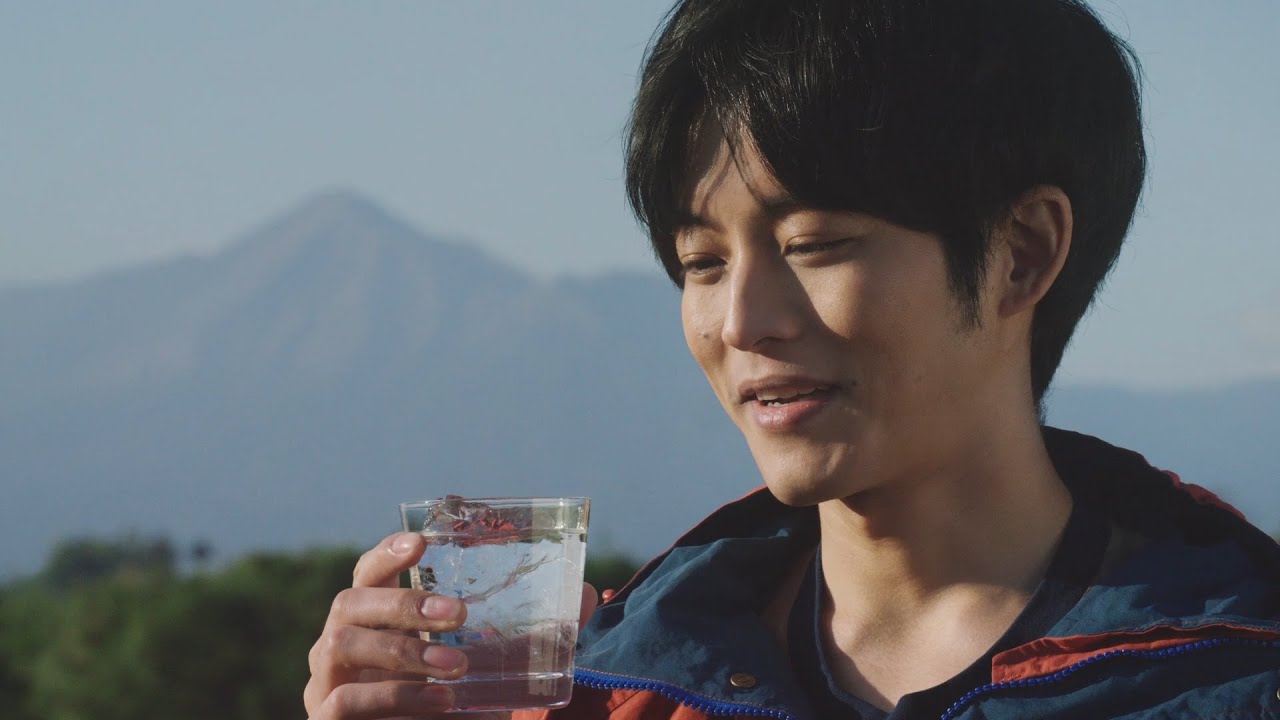 松坂桃李、焼酎とスイーツの組み合わせに舌鼓　霧島酒造新CM『赤霧島を知る旅』＆メイキング