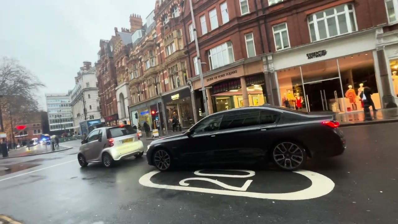Rainy day in London #ytviral #welcometolondon #travel #thewanderinglondoner #funny 
