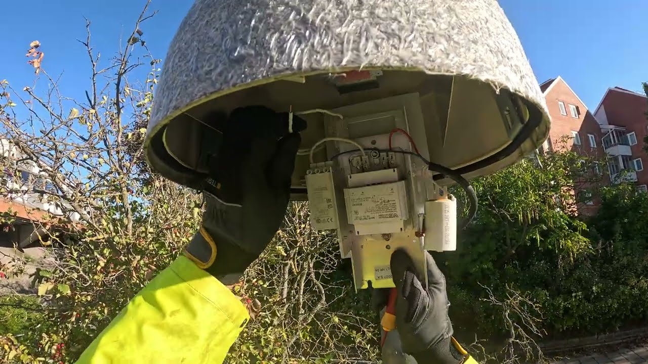 Repairs street lighting on the pedestrian path
