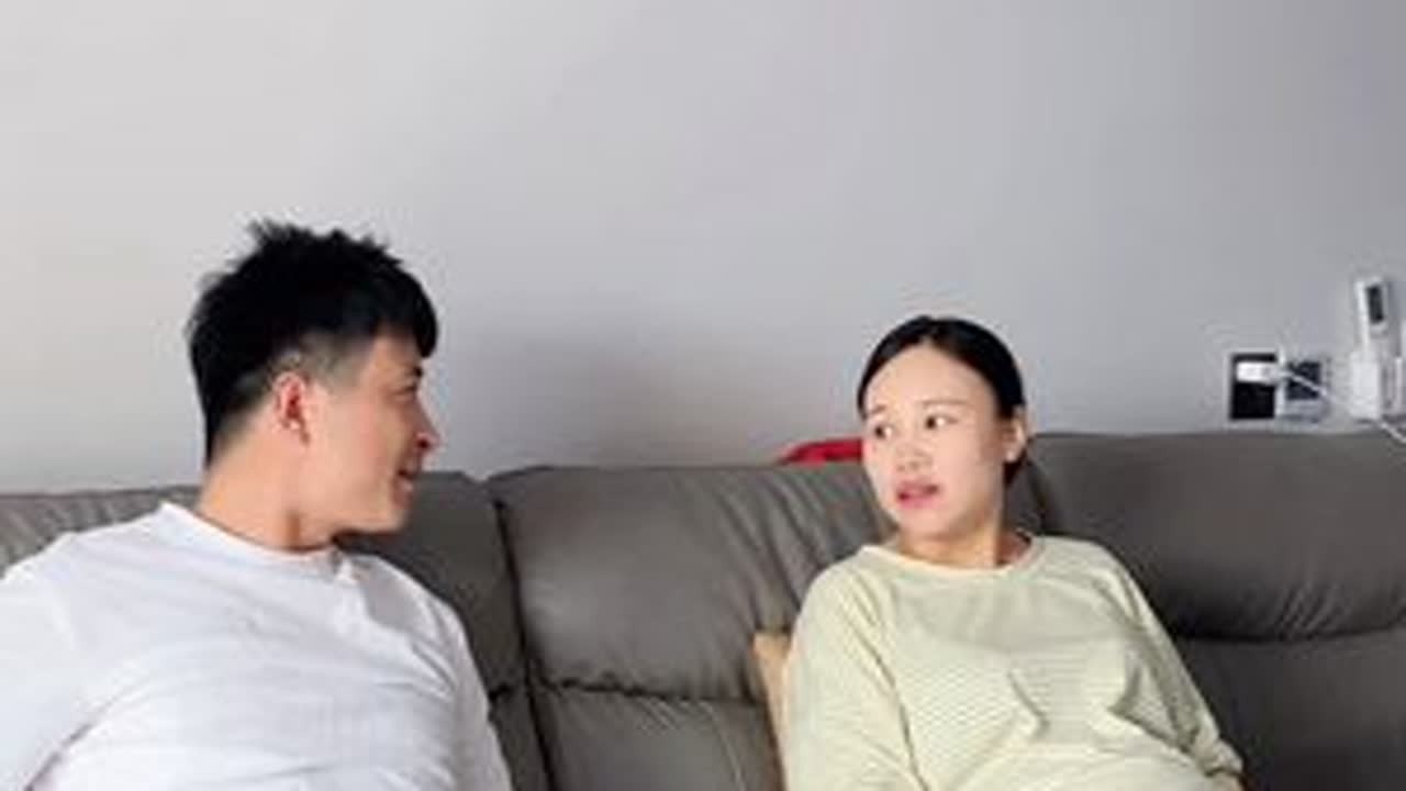 阿雪每晚难受的睡不成，阿军心疼赶紧给阿雪按摩缓解，还非得让37周一足月就把孩子生出来