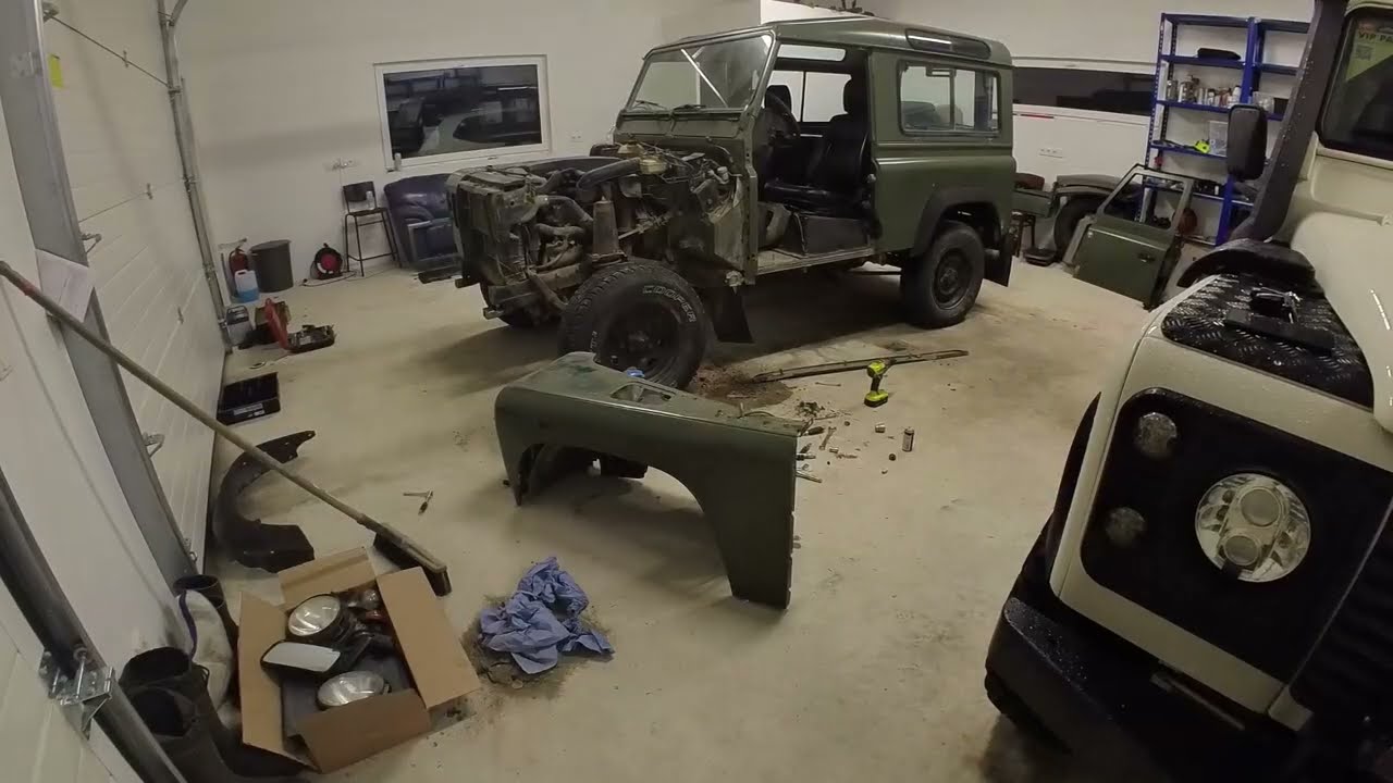 Land Rover Defender 90 TD5 Dismantling / Front Doors, Winch Bumper And Front Fender / 2nd Puma In /