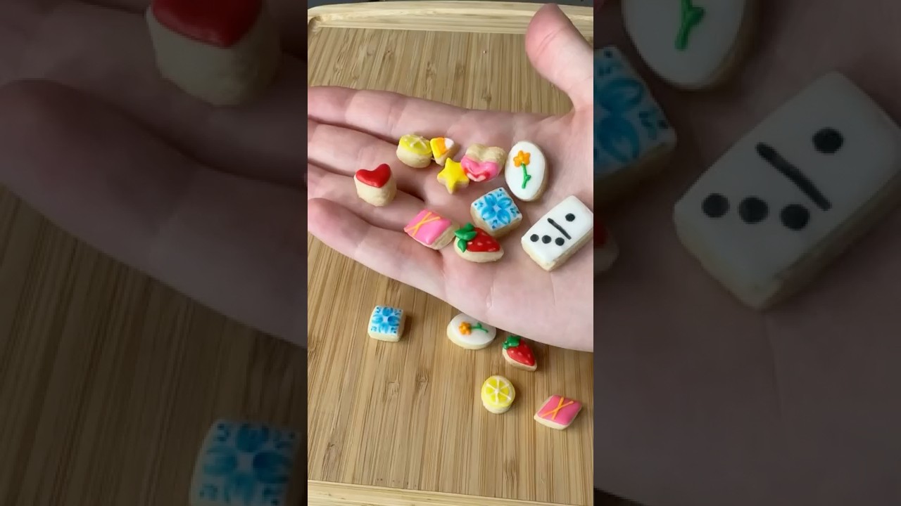 Teensy tiny little sugar cookies!! 🥹 #cookies #sugarcookies #cookiedecorating #cakedecorating