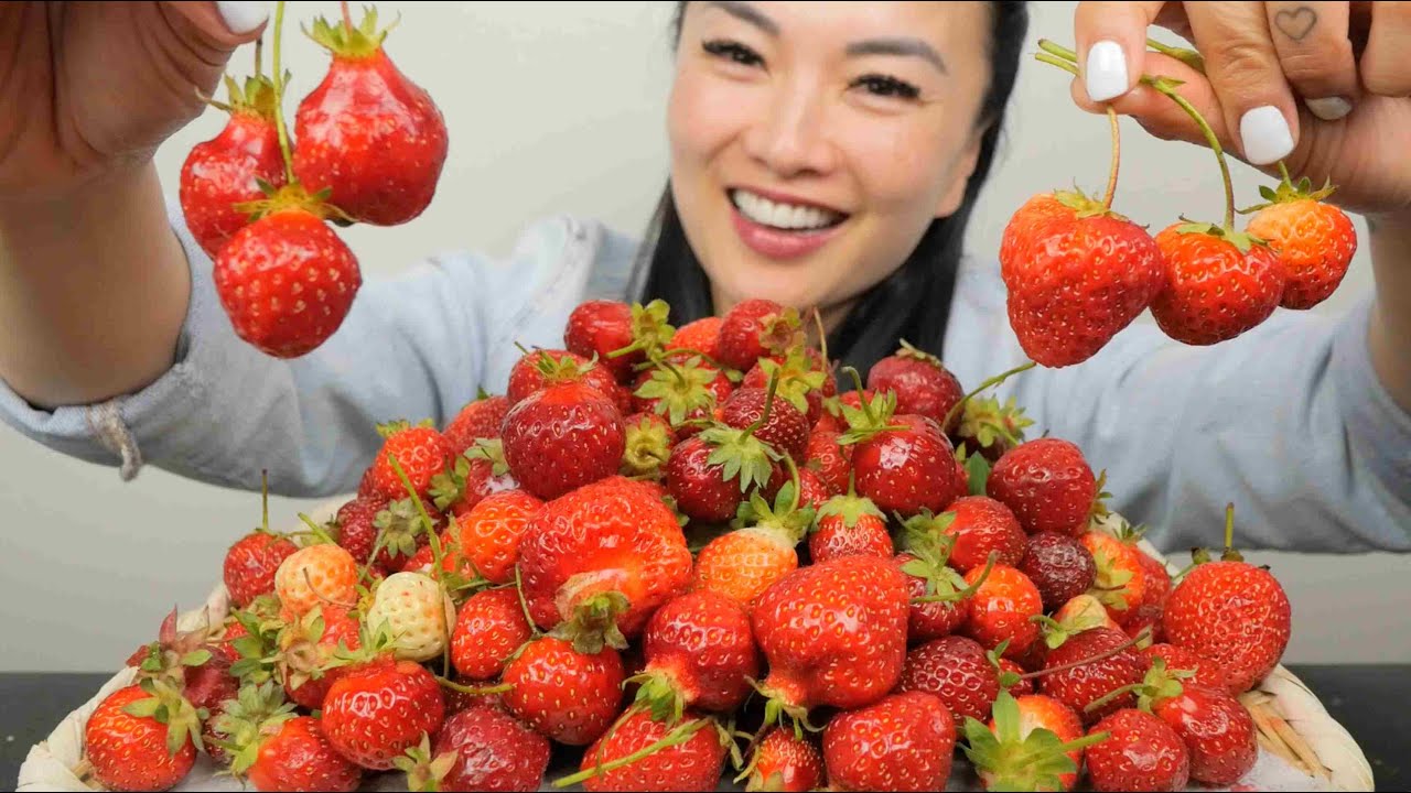 I PICKED THESE STRAWBERRIES (ASMR EATING SOUNDS) LIGHT WHISPERS | SAS-ASMR