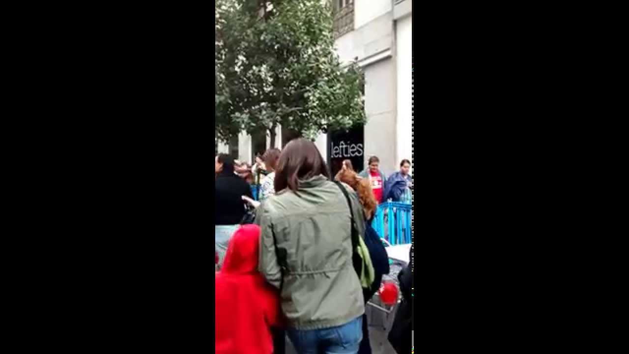 La cola para entrar al Primark de Gran Vía, de principio a fin