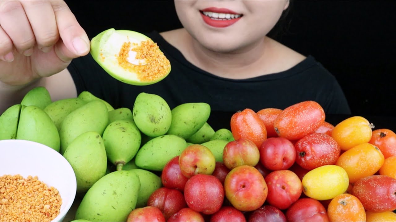 ASMR SOUR FOOD: GREEN MANGO, PLUM, ELAEAGNUS LATIFOLIA (INDIAN OLIVE). SUPPER CRUNCHY. MAI ASMR