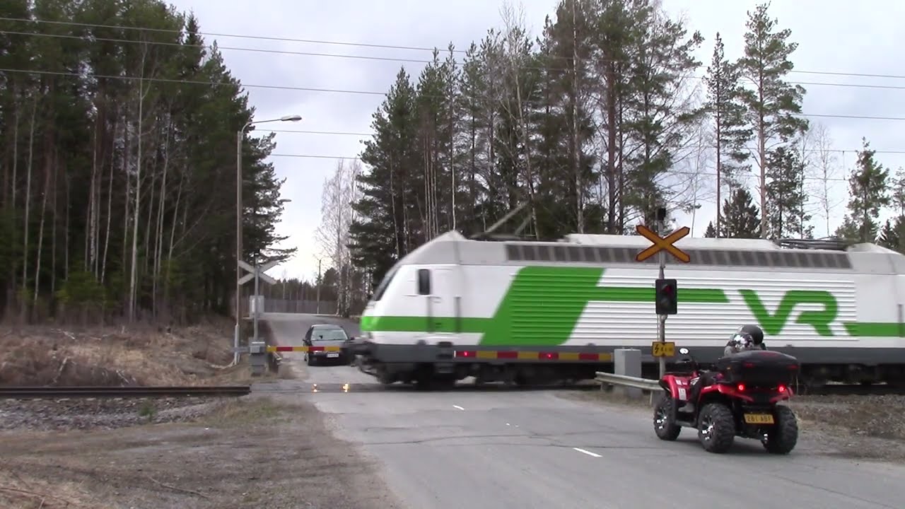 VR IC 151 passed KILPAKORPI (km 0281+0459) level crossing @ Jämsä
