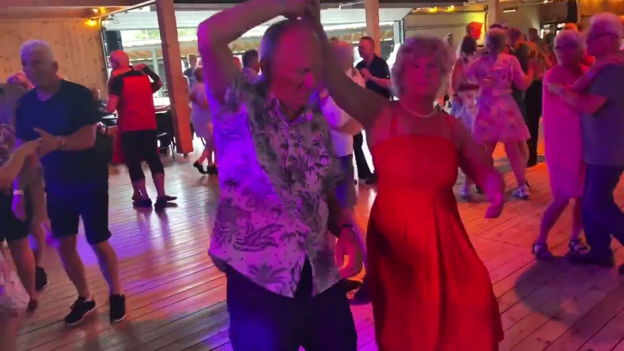 De ensammas promenad med Donnez på Lavvotunet Dokka Camping 10 7 Dansnytt Jostein Haug