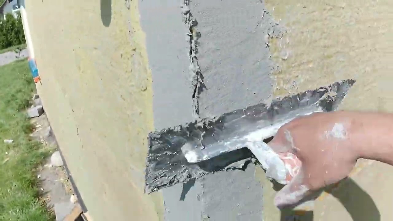 Wklejanie narożników na elewacji z wełny mineralnej skalnej.