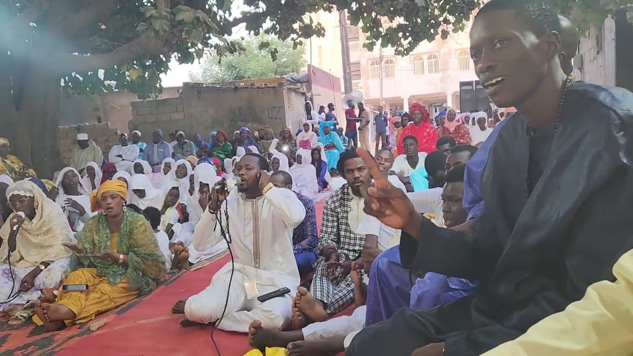 Serigne Cheikh Mbacké à Malika Chez la Famille SENE , pour rendre Hommage aux disparus de la Famille