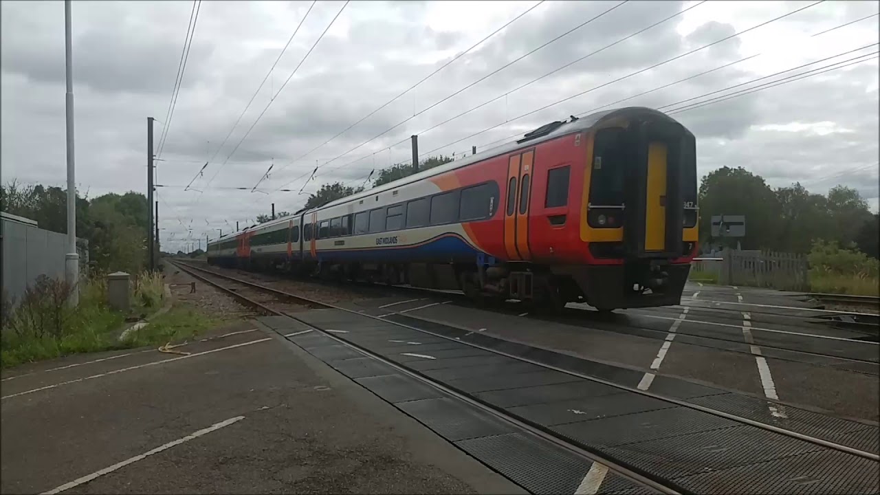Trains at Lolham Level Crossing, ECML | 08/10/17