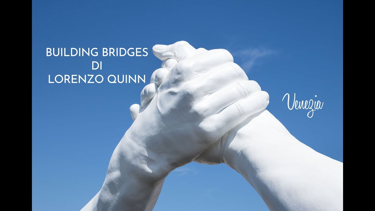 BUILDING BRIDGES: come vedere la monumentale opera di Lorenzo Quinn a Venezia