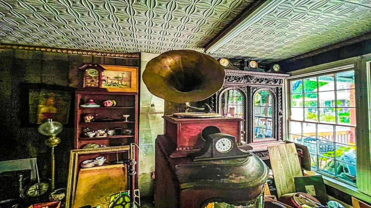 Exploring An Abandoned Antique Shop Loaded With Amazing Stuff!
