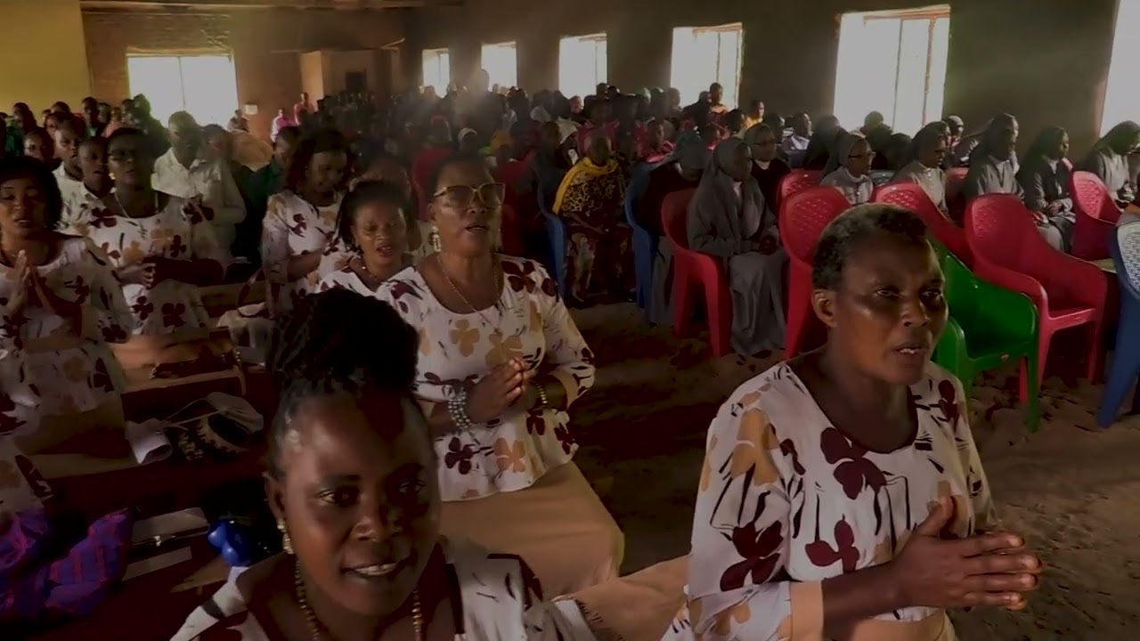 WAAMINI WAKIINGIA KANISANI