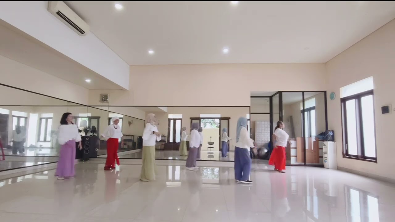Sajadah Panjang Line Dance/Choreo:Ayu Permana (INA) - February 2025Music:Sajadah Panjang - Noah