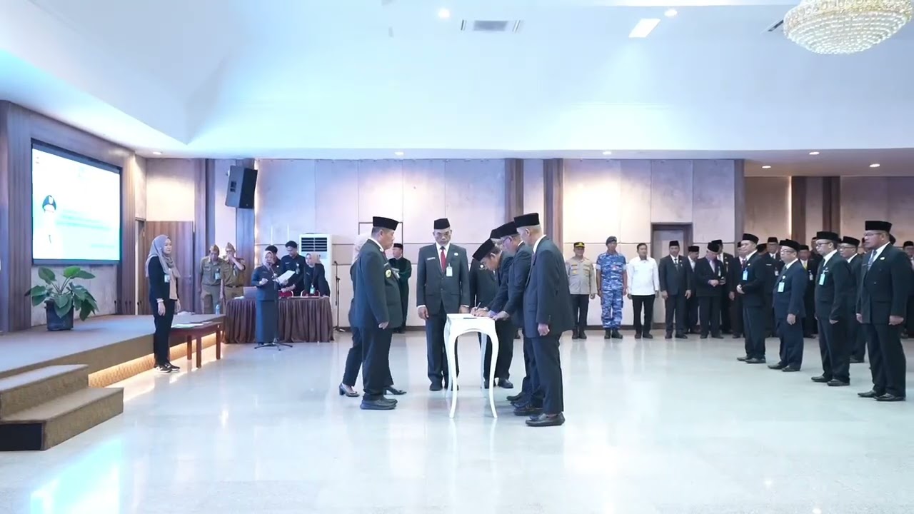 Gubernur Hidayat Lantik JPT Pratama dan Kepala Sekolah, tekankan profesionalisme dan netralitas.