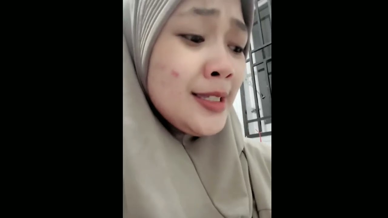 KAK JIE KALAU DI RUMAH CUKUP PAKAI DASTER DAN KERUDUNG INSTAN SAJA