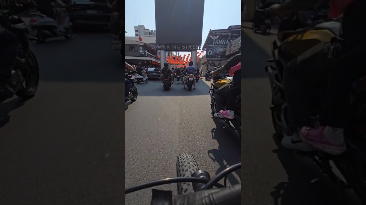 Саша @kreosan едет на Walking Street в мотопробеге на фестивале Burapa'26