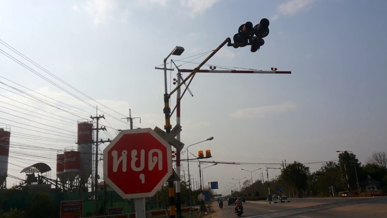 ขบวนรถด่วน ข.52 เชียงใหม่-กรุงเทพ ผ่านจุดตัด ถนน ลำพูน-ดอยติ