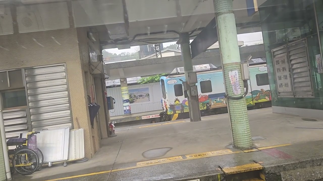 1211次瑞芳開往新竹銀綠色微笑號EMU900型EMU952車王編組區間車，和4828次八斗子發車開往菁桐一畑電車X台鐵公司締結台日友好彩繪1035+1031+1030+1016四節混色DRC柴油客車