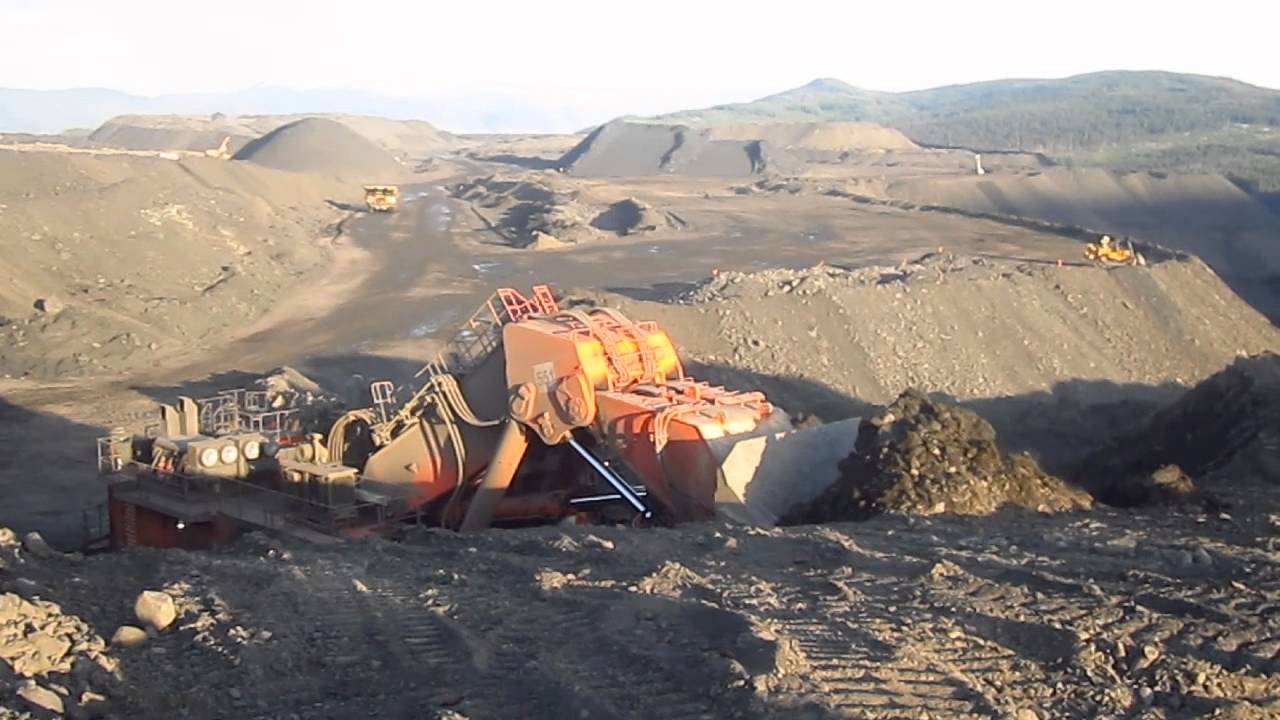 Hitachi EX8000-6 loading waste on 793F's