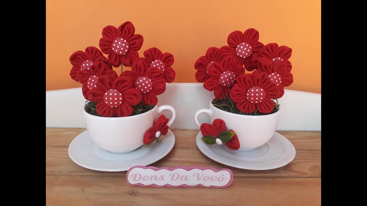 Arranjo de flores de tecido na xícara.  Dia das mães #donsdavovo