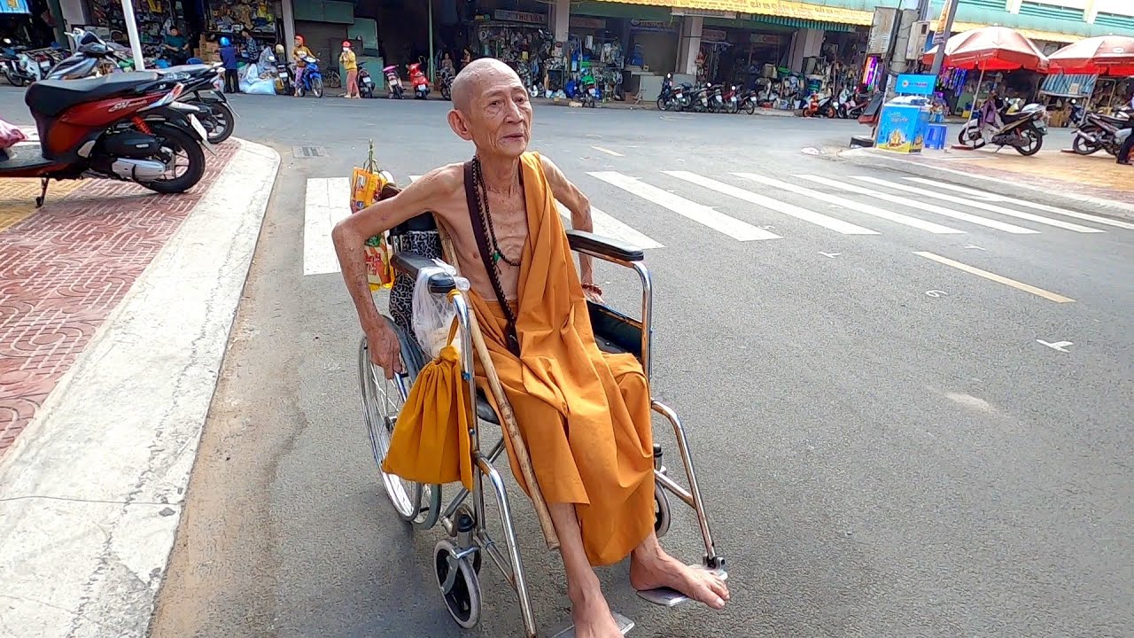 Theo chân Sư Thầy ngồi xe lăn về tận nơi tu luyện khiến ai cũng BẤT NGỜ và không cầm được nước mắt !