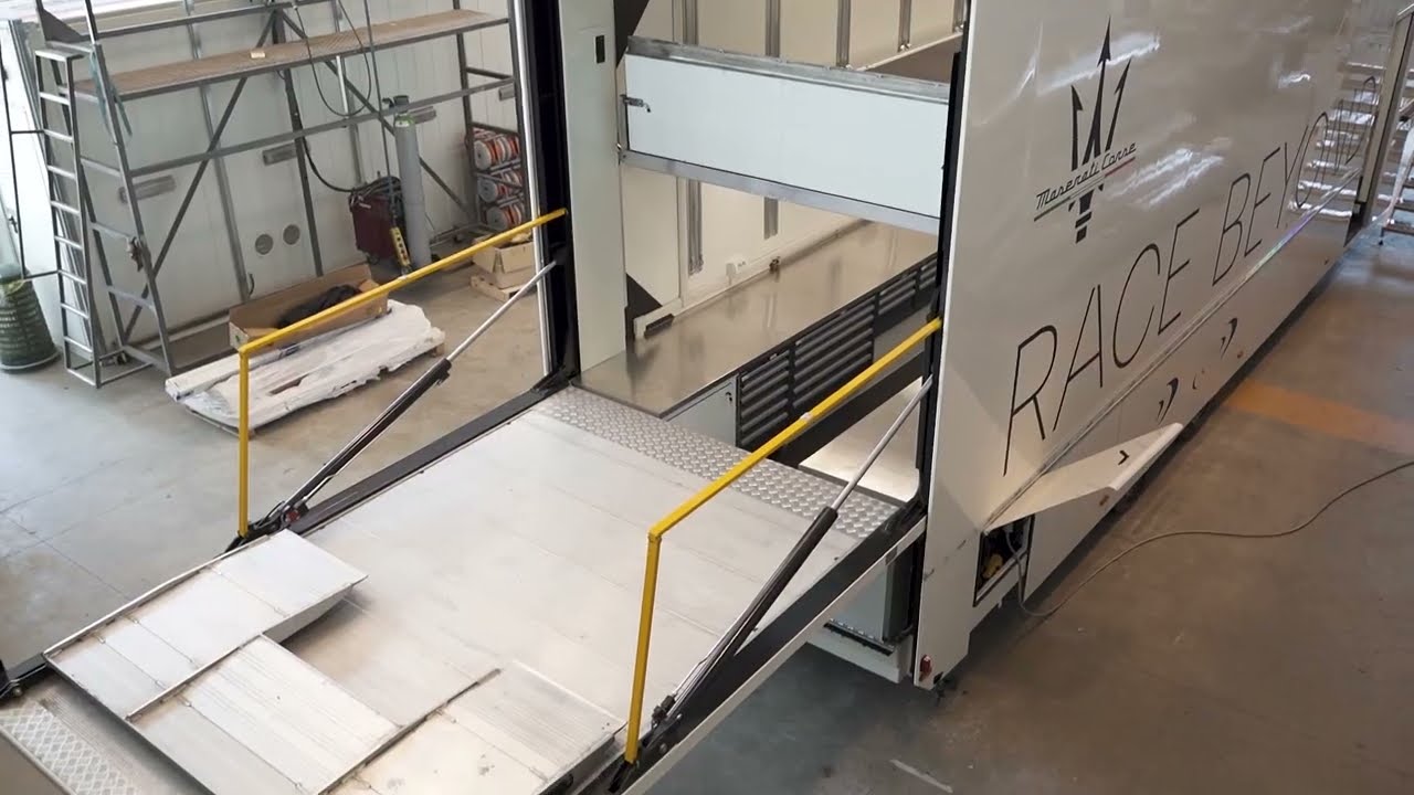Trailer per il trasporto di auto da corsa con officina e ufficio|Trailer for transporting racing car