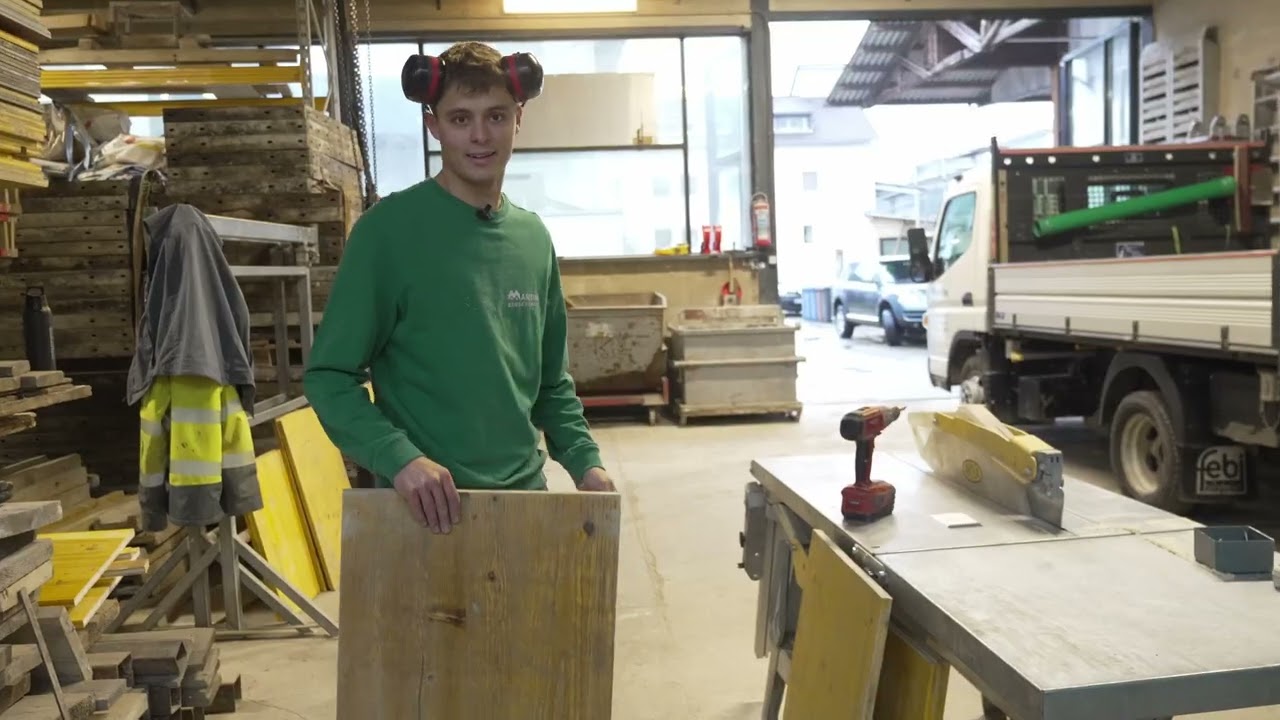 Ein Maurer zeigt, wie eine Schalung angefertigt wird - Konstanzer Handwerkerkreis