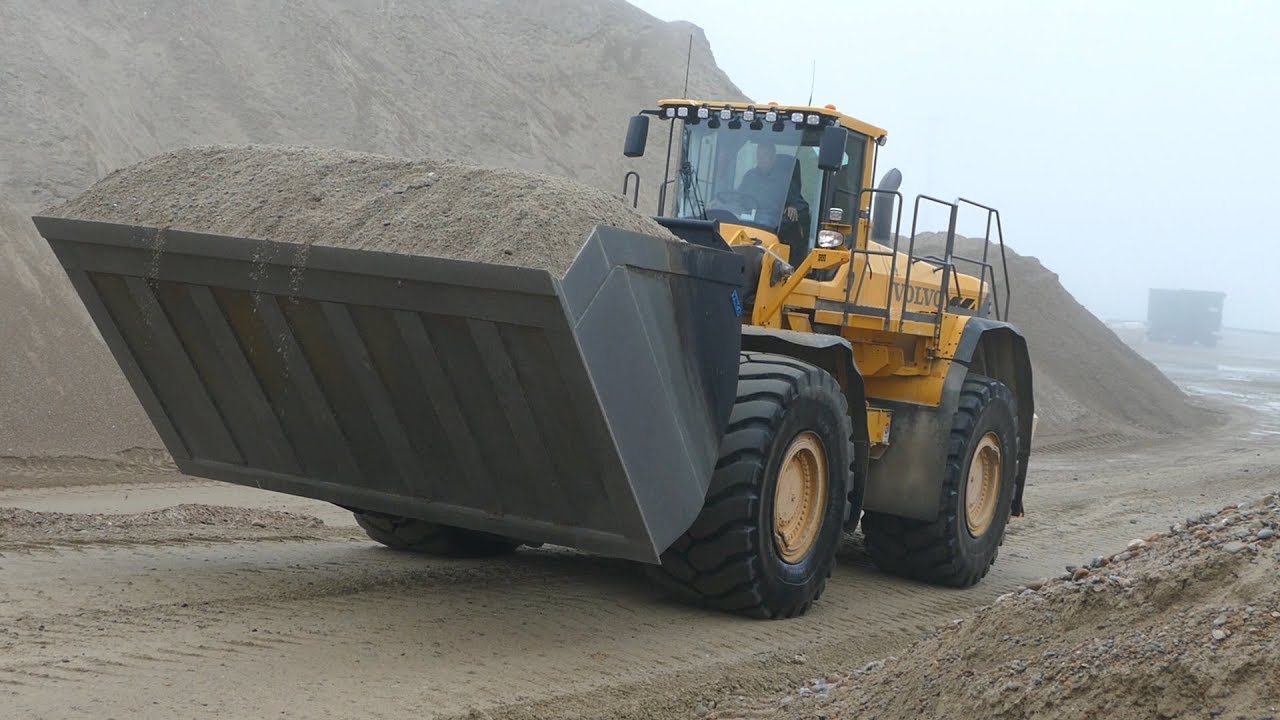 Volvo L350 w/ HUGE Shovel Doing Some Work in The Gravel Pit | Danish Construction