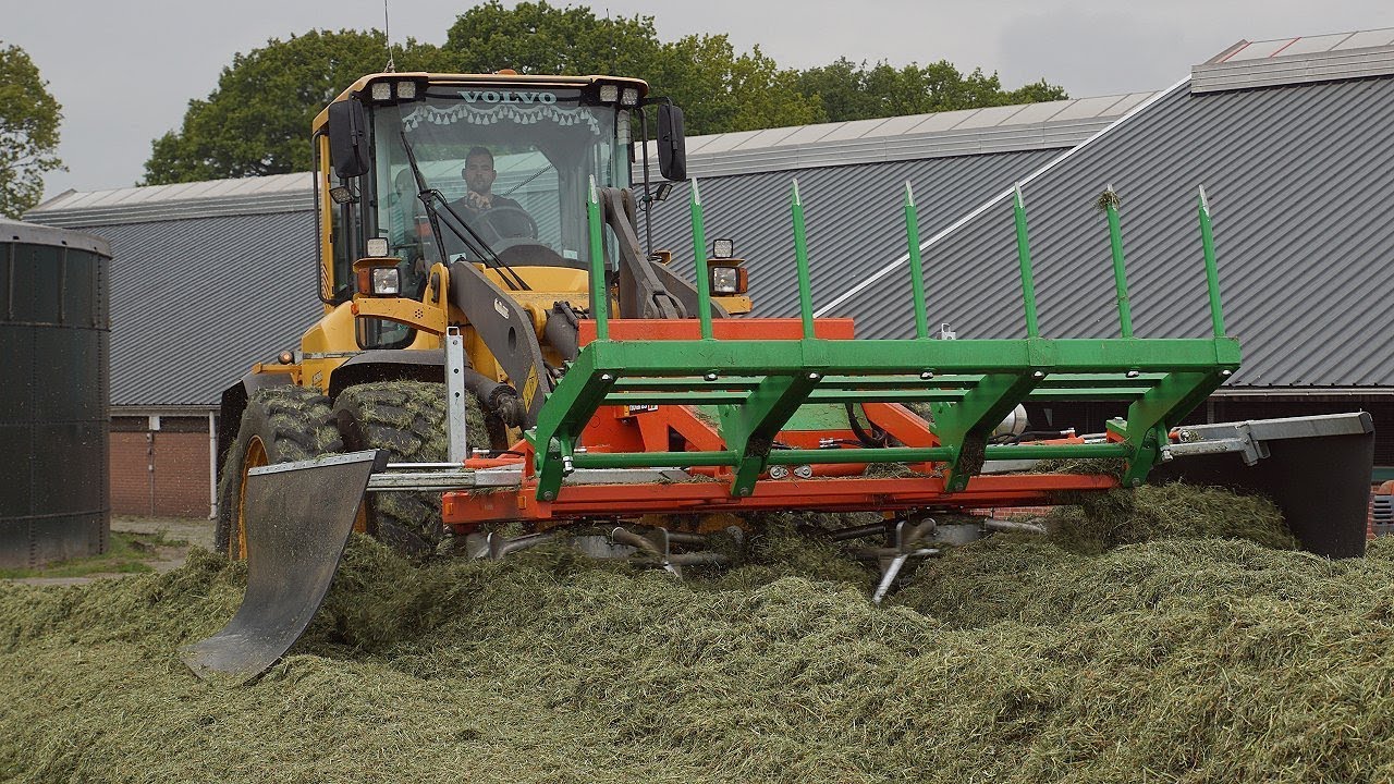 Holaras kuilverdeler en Volvo L60F op de kuilbult