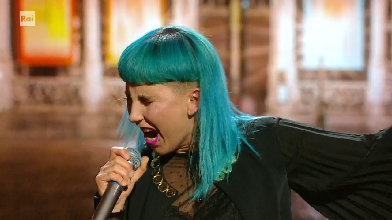 Mina Blue canta "Total eclipse of the heart" - Dalla strada al Palco 02/05/2023