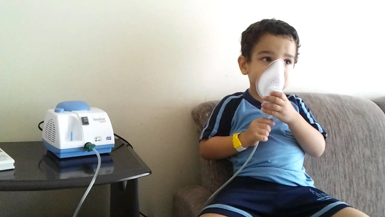 Jos&eacute;, 2 anos, fazendo inala&ccedil;&atilde;o sozinho