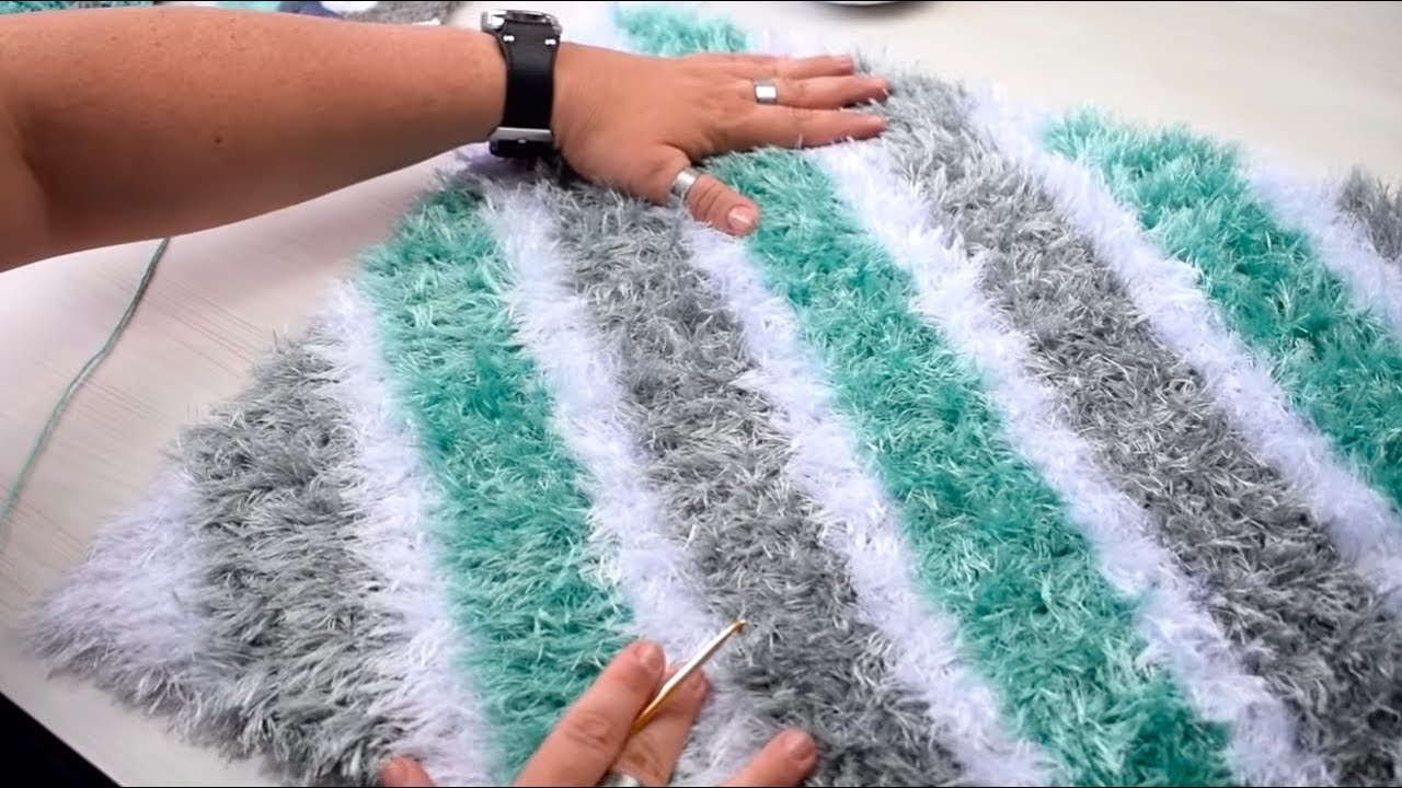 Tapete de Crochê Peludinho Listrado por Marcelo Nunes