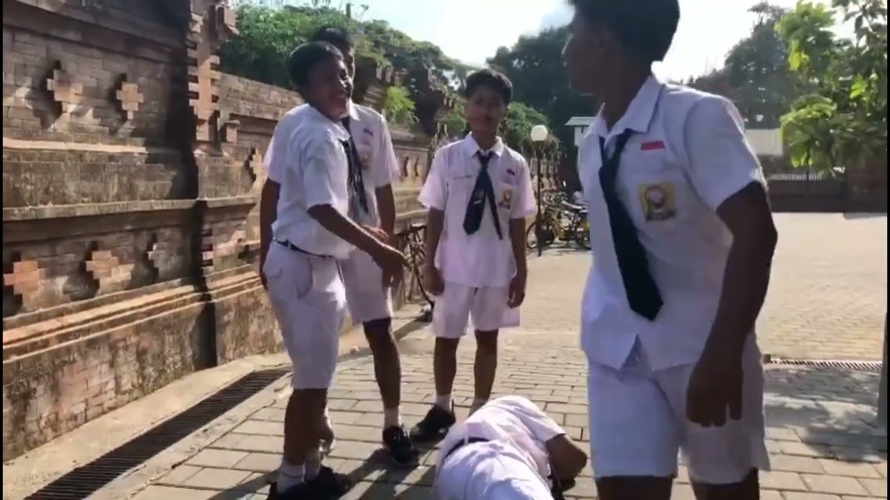 KENAPA AKU DI BULLY??