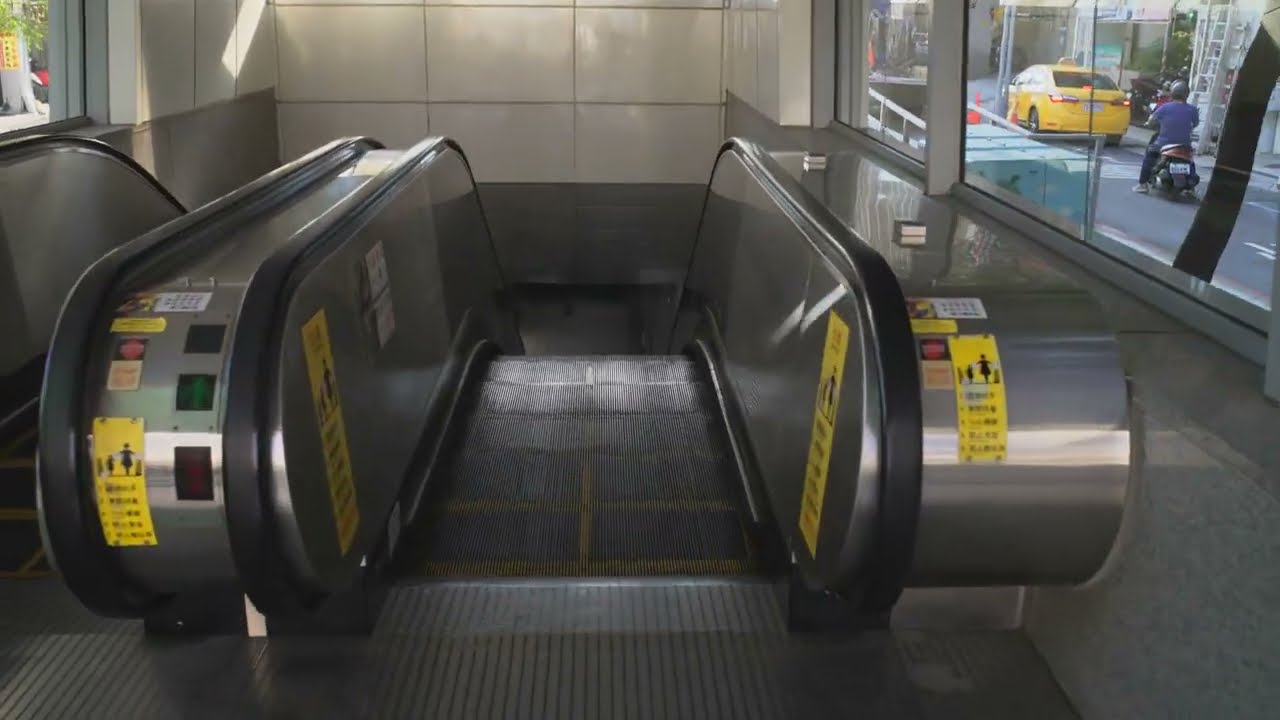 Taiwan, Kaohsiung, Yanchengpu MRT Station, 4X escalator