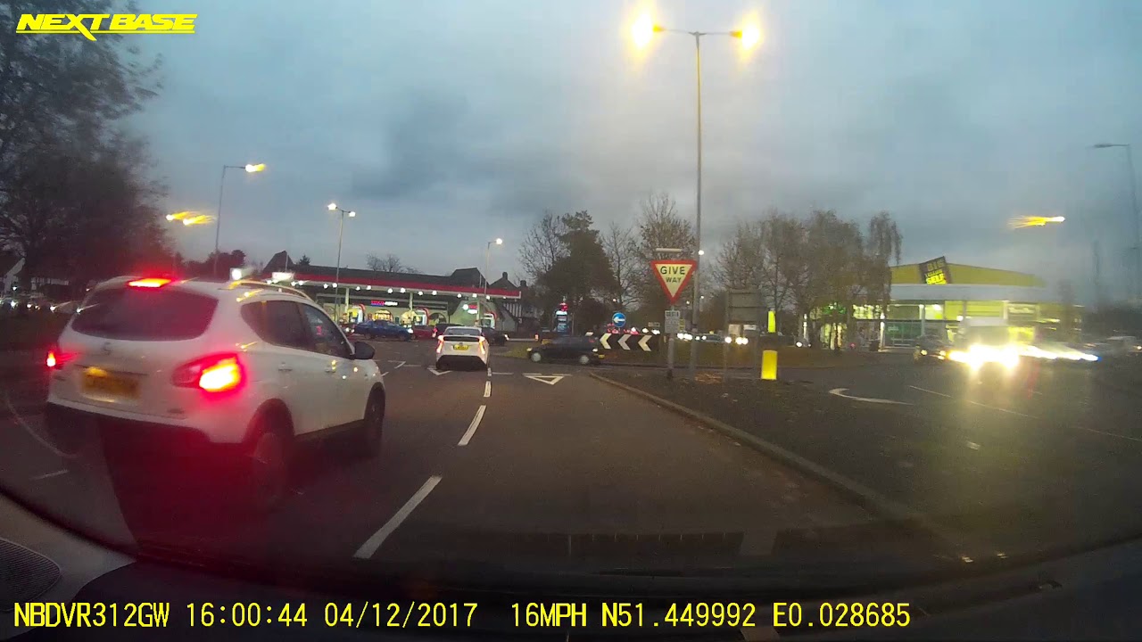 Clifton's roundabout right turn - Driving Lessons in Southeast London