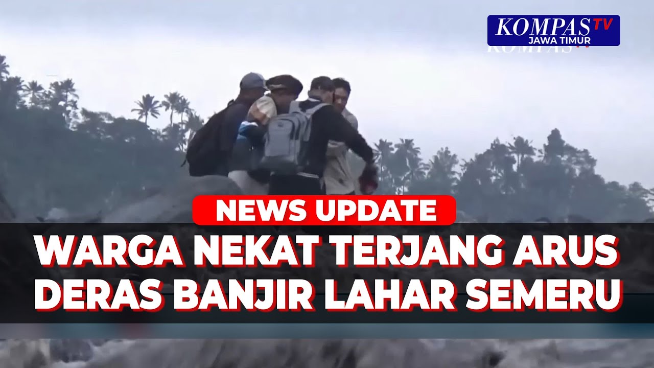 Warga Banyuwangi Nekat Seberangi Arus Deras Banjir Lahar Semeru