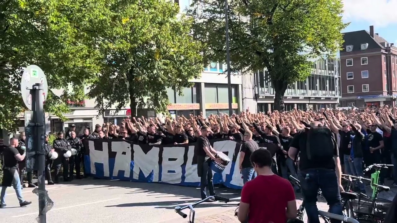 Capo-Ansage der HSV-Ultras: Der Fanmarsch vor dem Stadtderby gegen den FC St. Pauli