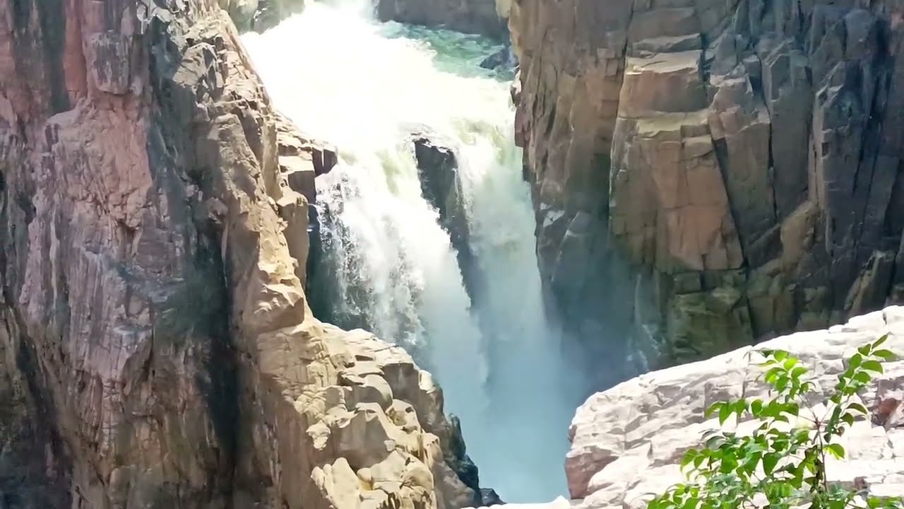 भारत का सबसे डरावना झरना 😱 | एक ज्वालामुखी जो झरने में बदल गया | Raneh Fall Khajuraho | #waterfall