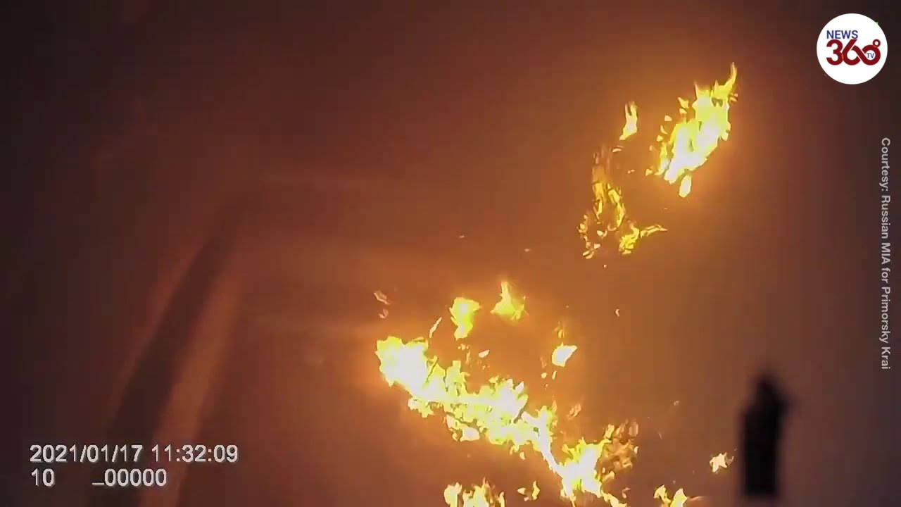 Traffic cops rescue people from a burning house in Russia- News 360 Tv