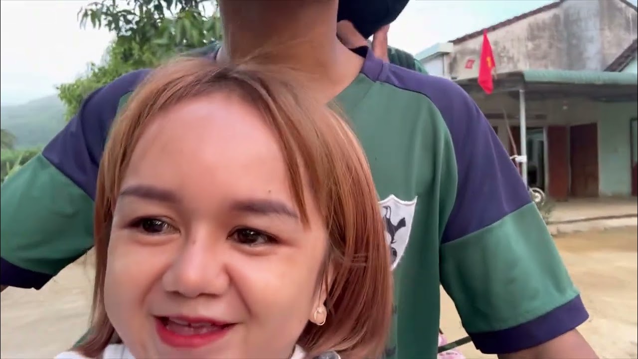 Huyền Hrê và mẹ bịnh rịn chia tay em trai chuẩn bị đi lính