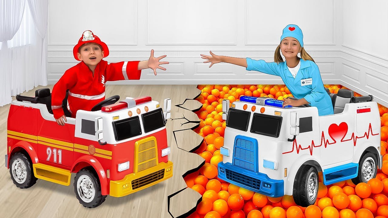 Sasha và Yarik giả làm bác sĩ và lính cứu hỏa sự với những chiếc ô tô đồ chơi