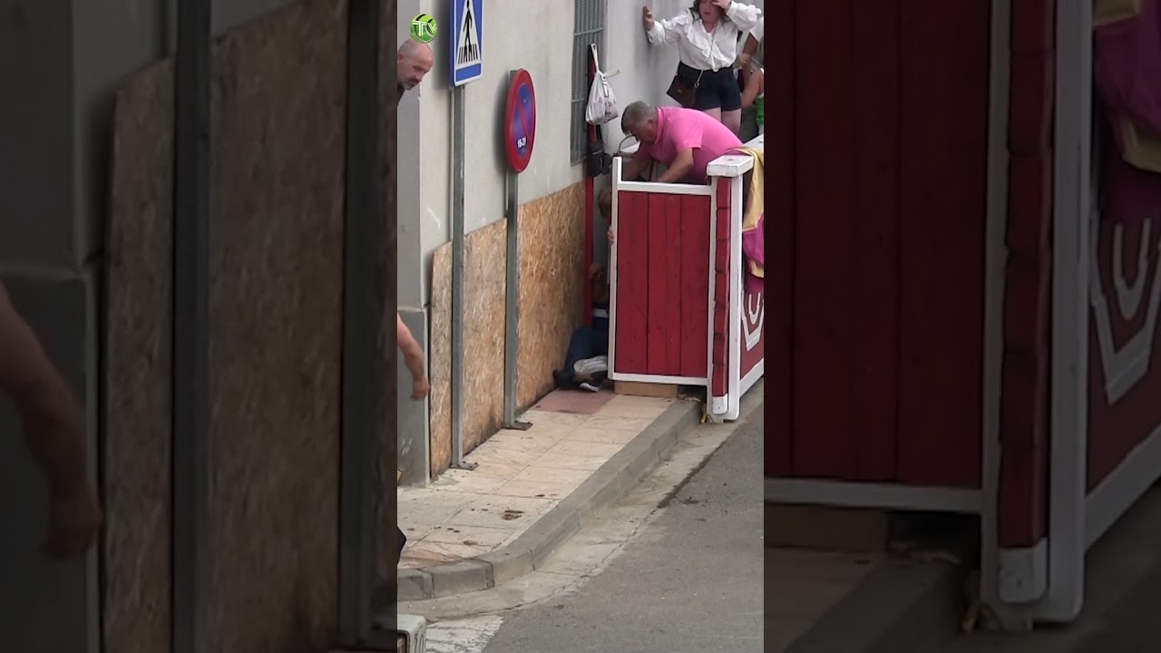 😱 SUSTO &iexcl;Tremenda Cogida Dentro del Vallado!🔥