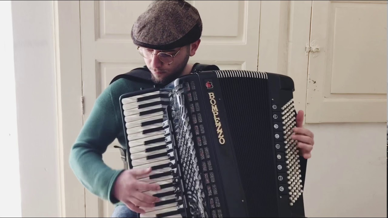 Johann Sebastian Bach on Accordion - Badinerie - Fisarmonica