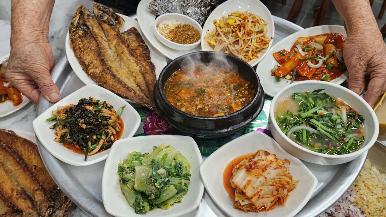 새벽 6시부터 만석 차버리는 전설의 할머니 백반?! 시장에서 이집만 난리통입니다!! Korean street food